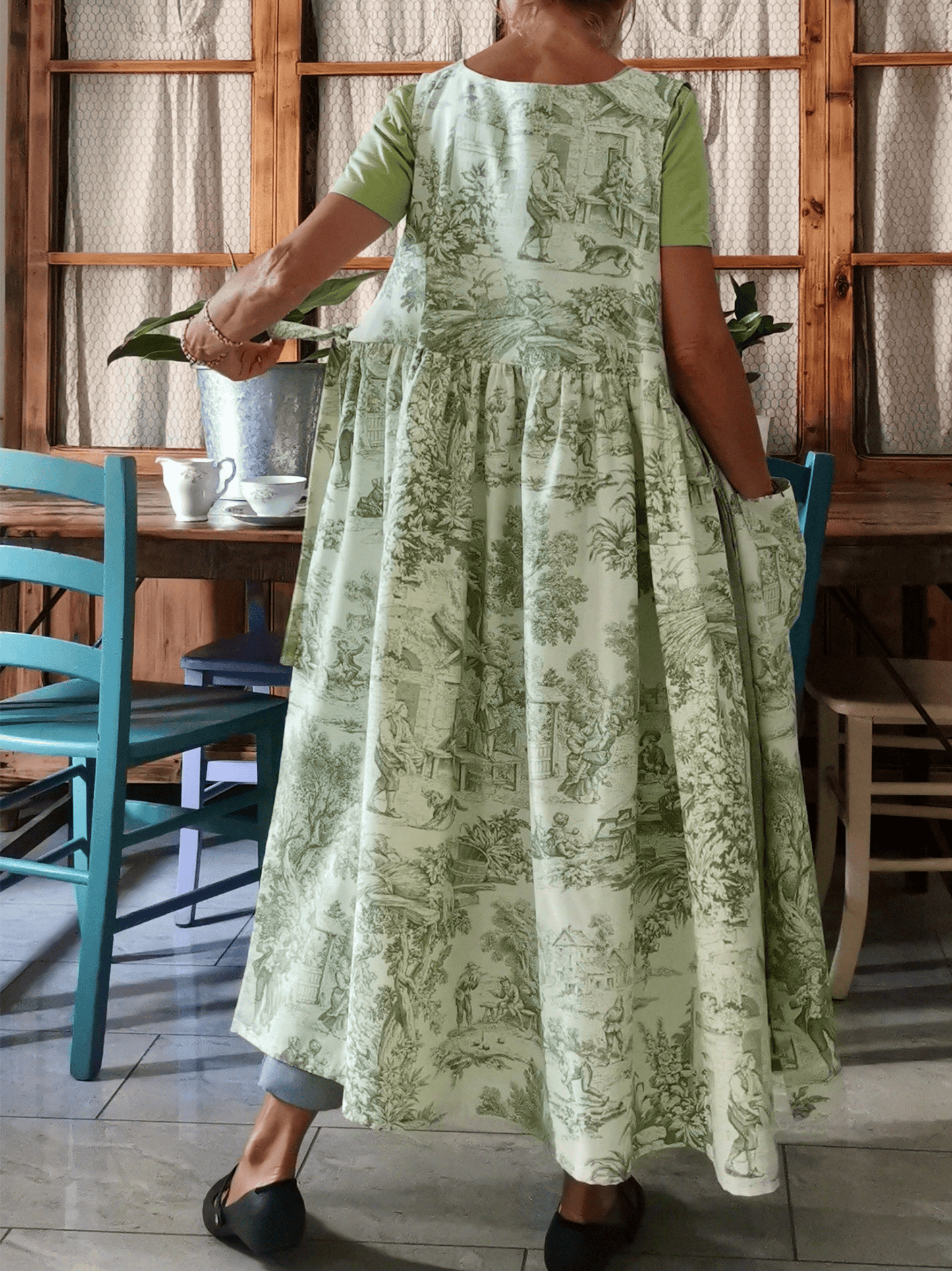 Vintage Light Green Base Pastoral Figure & Plant Print Long Apron & Dress (2-in-1)